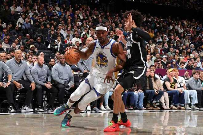 里程碑夜费城76人单刀错失金州勇士冲刺阶段遗憾出局，库里连续三场比赛得分超过爆冷瞬间刷屏的简单介绍